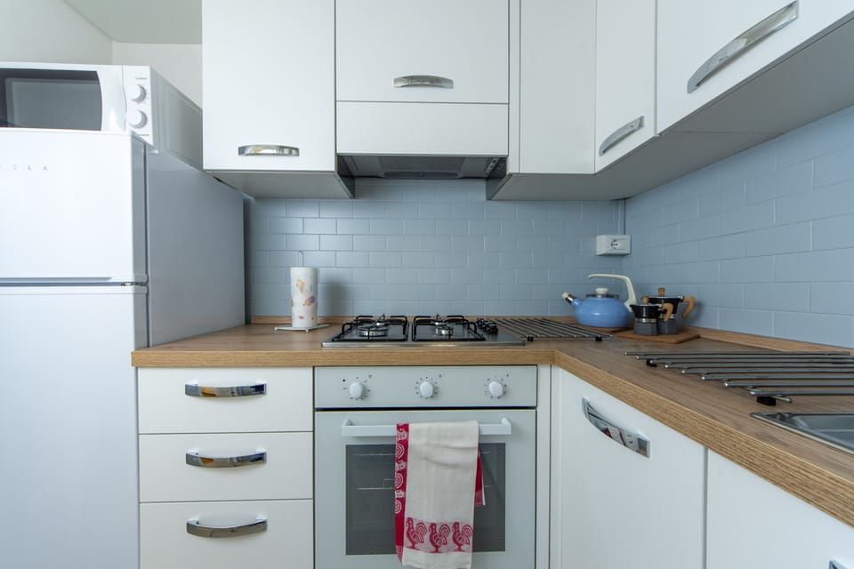 Apartment | Private kitchen | Full-size fridge, oven, stovetop, cookware/dishes/utensils