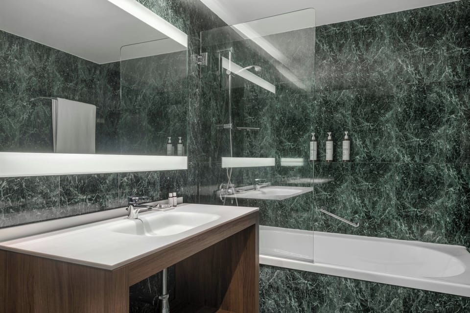 Combined shower/tub, free toiletries, hair dryer, bidet