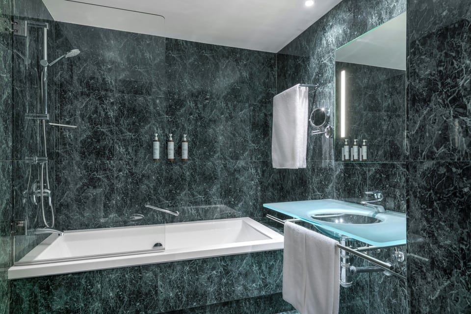 Combined shower/tub, free toiletries, hair dryer, bidet