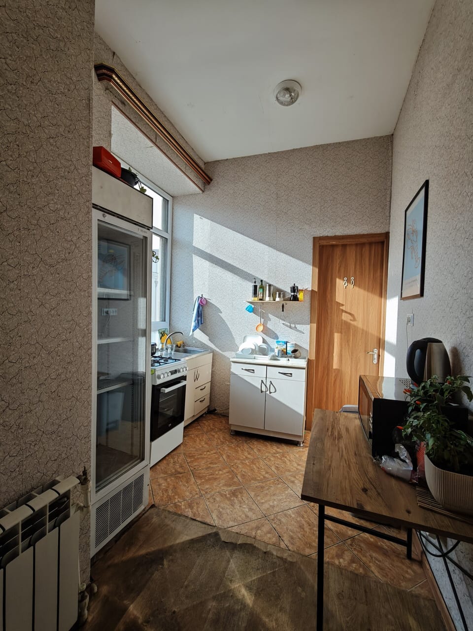 Full-size fridge, microwave, cookware/dishes/utensils