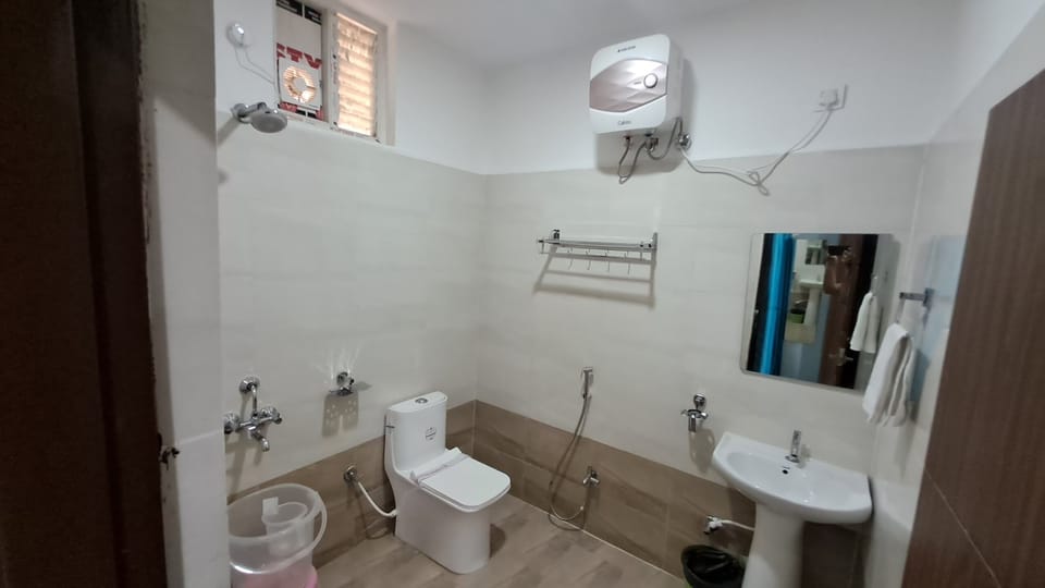 Deluxe Triple Room | Bathroom | Shower, hair dryer, bathrobes, towels