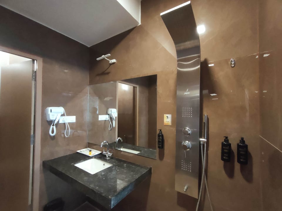 Superior Room | Bathroom | Separate tub and shower, deep soaking tub, rainfall showerhead