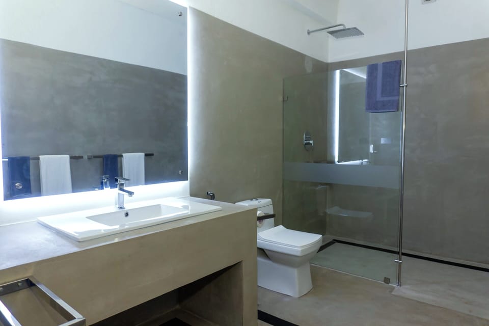 Deluxe Double Room, 1 King Bed, Balcony, Sea View | Bathroom | Shower, rainfall showerhead, hair dryer, bidet