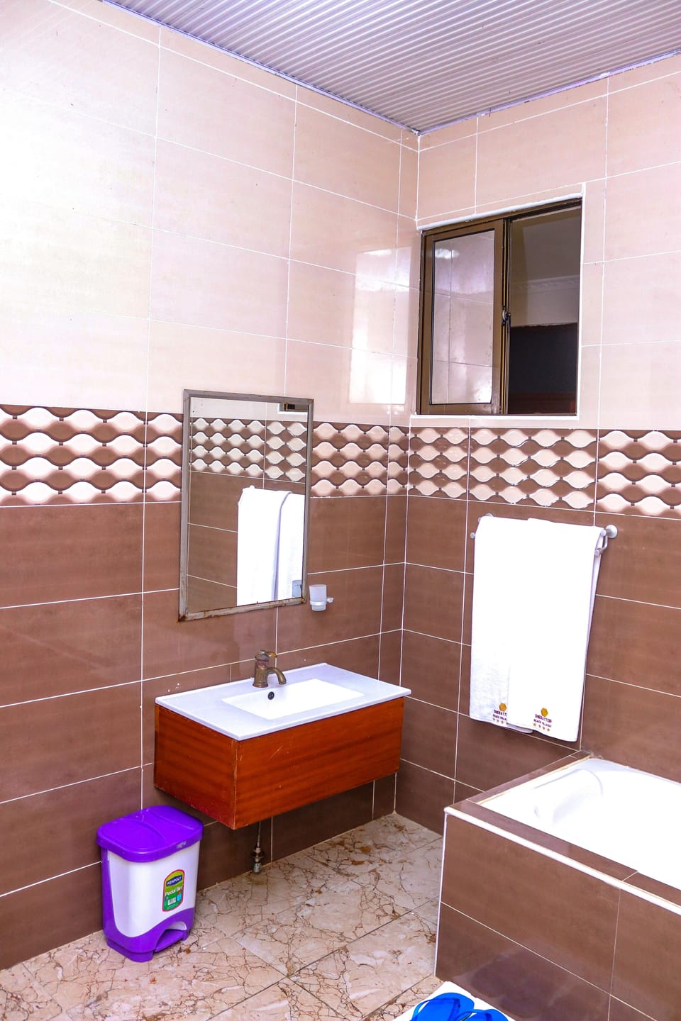 Shower, rainfall showerhead, free toiletries, hair dryer