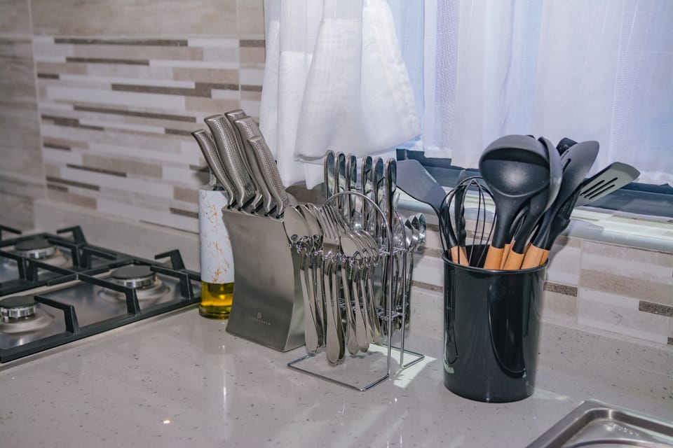 Executive Apartment | Private kitchen | Microwave, cookware/dishes/utensils