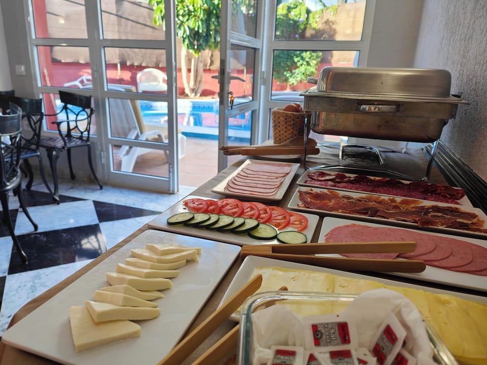 Daily buffet breakfast for a fee