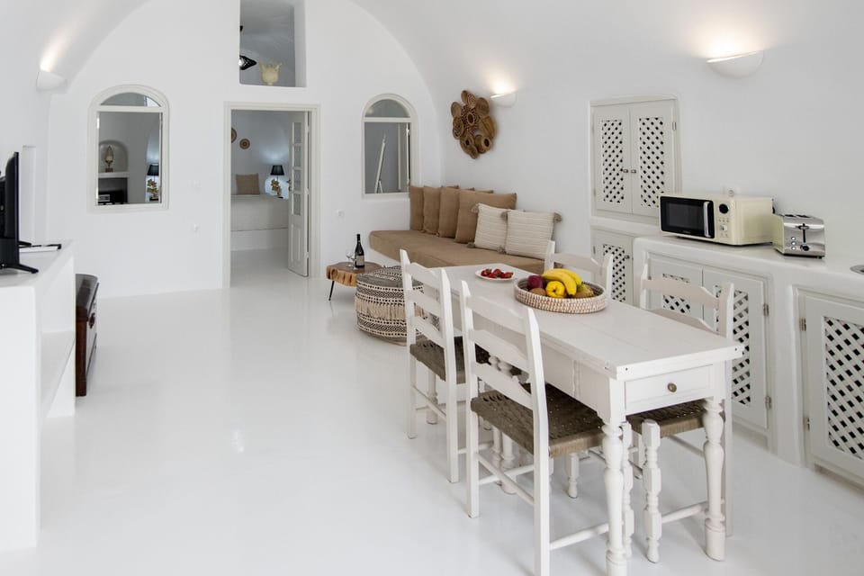 Luxury Villa, 2 Bedrooms, Hot Tub, Sea View | In-room dining