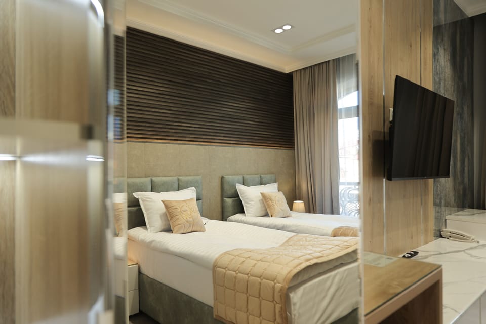 Superior Twin Room | In-room safe, desk, WiFi (free)