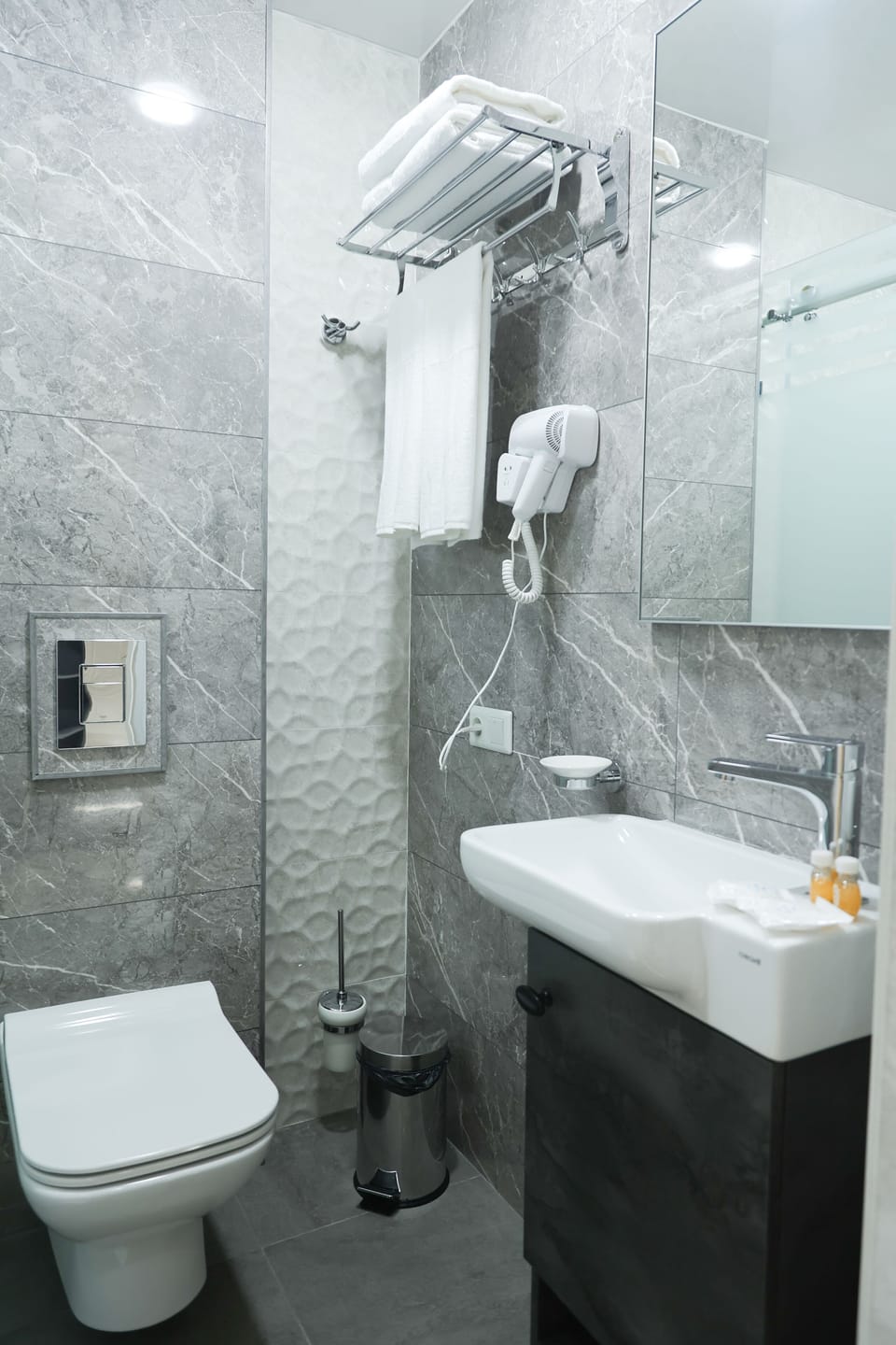 Superior Twin Room | Bathroom | Shower, free toiletries, slippers