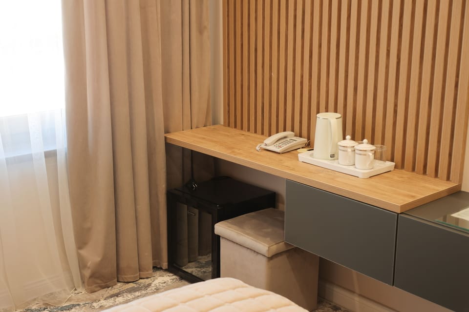 Superior Twin Room | In-room safe, desk, WiFi (free)