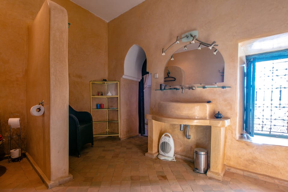 Traditional Room | Bathroom | Shower, rainfall showerhead, free toiletries, hair dryer