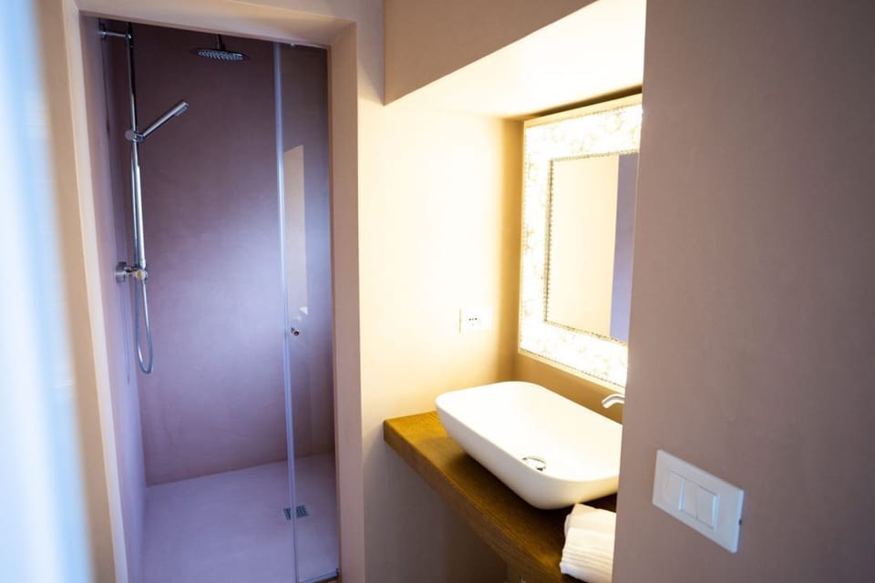 Standard Triple Room | Bathroom | Free toiletries, hair dryer, bathrobes, slippers