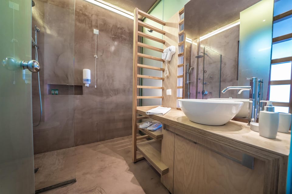 Suite, Sea View | Bathroom | Free toiletries, towels