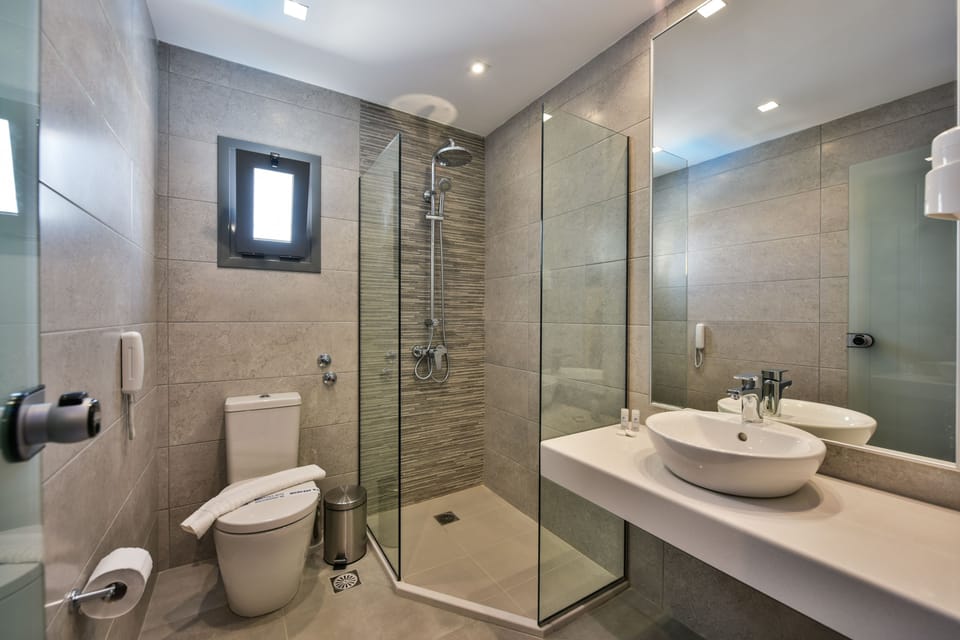 Superior Room, Sea View | Bathroom | Free toiletries, towels