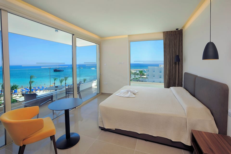 Luxury Sea View Junior Suite Spa Bath | In-room safe, desk, blackout drapes, WiFi (free)