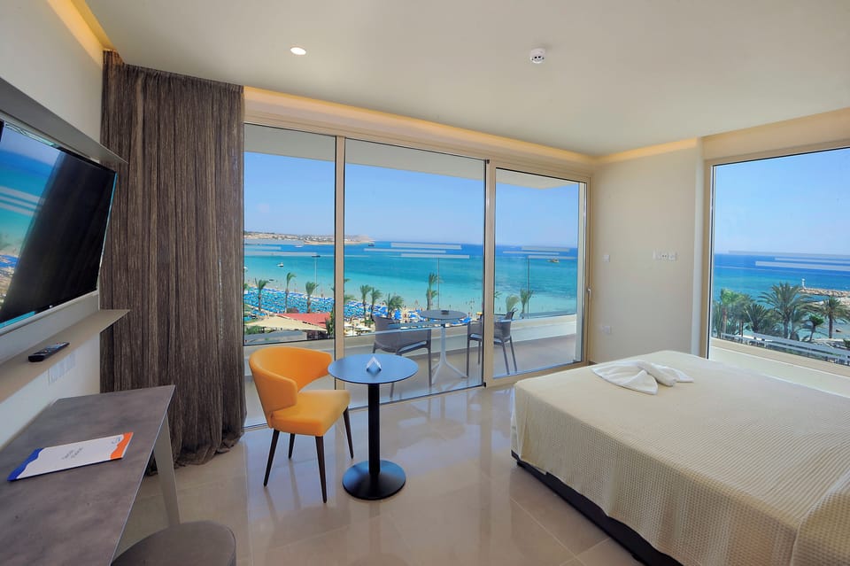 Luxury Sea View Junior Suite Spa Bath | In-room safe, desk, blackout drapes, WiFi (free)