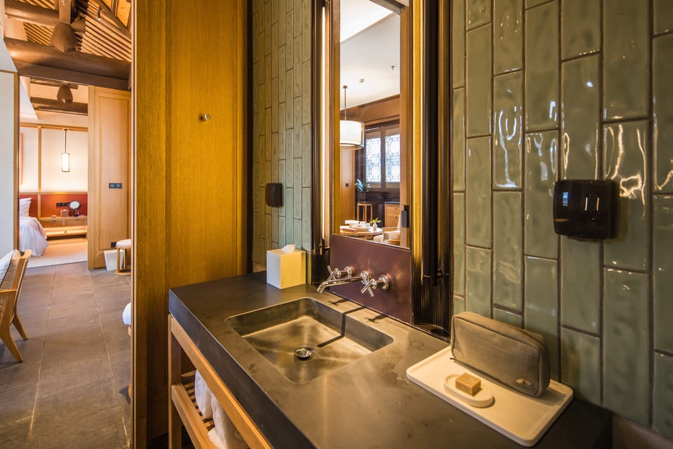 Signature Room, 1 King Bed | Premium bedding, down comforters, Select Comfort beds, free minibar