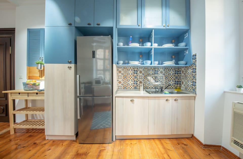 Full-size fridge, microwave, oven, stovetop