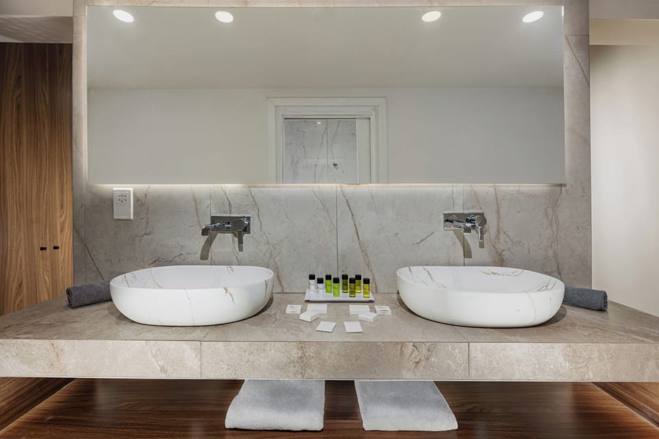 Platinum Penthouse Suite | In-room safe, desk, blackout drapes, soundproofing