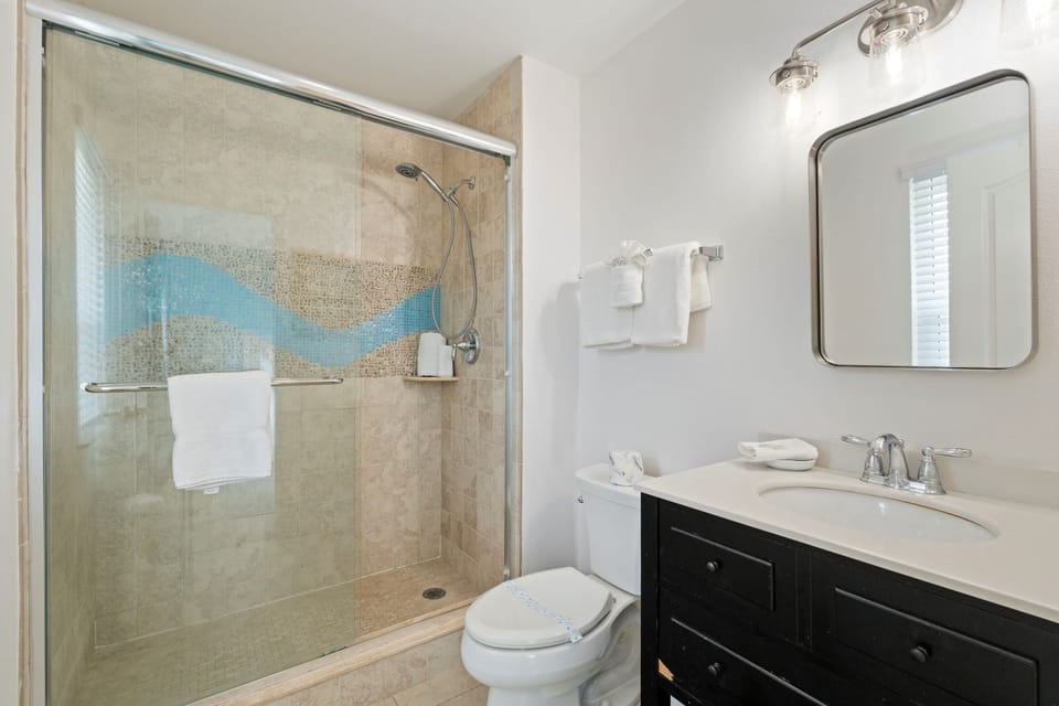 Hidden Pearl 2 Bedroom Home by RedAwning House in Holmes Beach