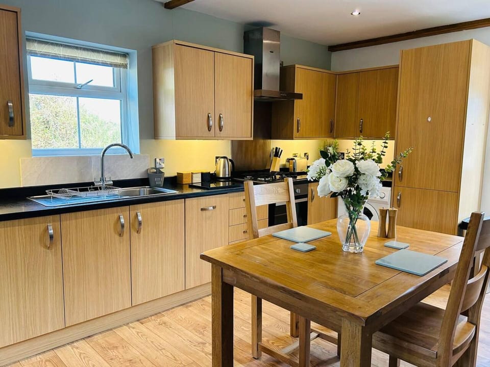 House | Private kitchen | Fridge, microwave, oven, stovetop
