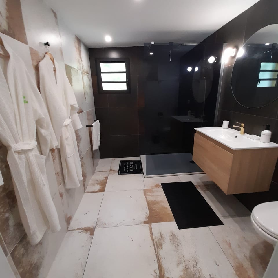 Luxury Double Room, 1 Queen Bed, Garden View | Bathroom | Shower, rainfall showerhead, hair dryer, bathrobes
