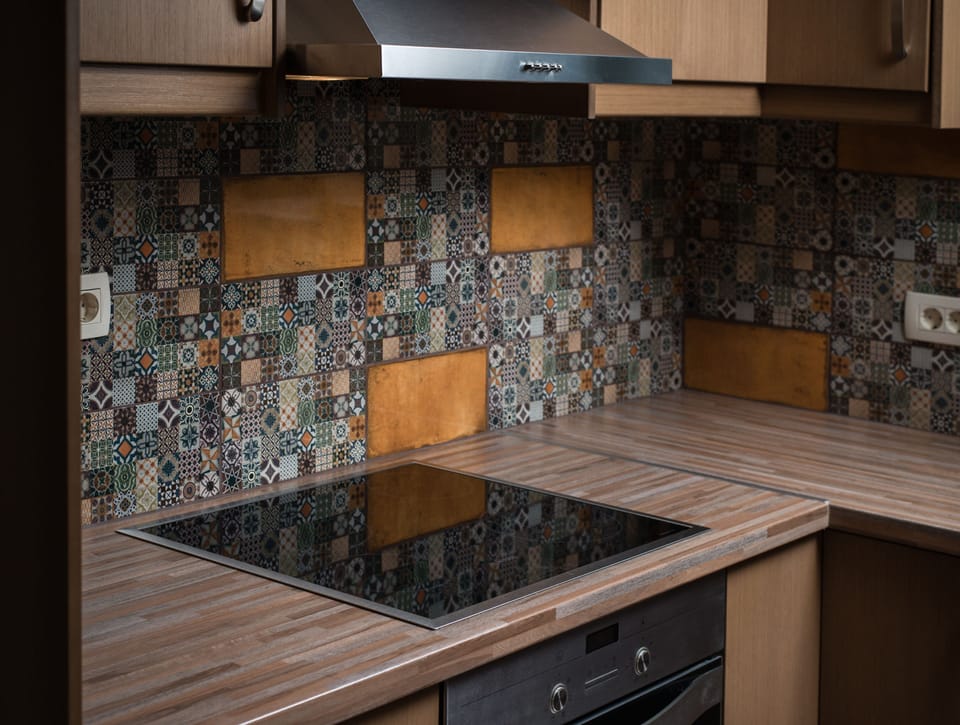 Full-size fridge, microwave, oven, dishwasher