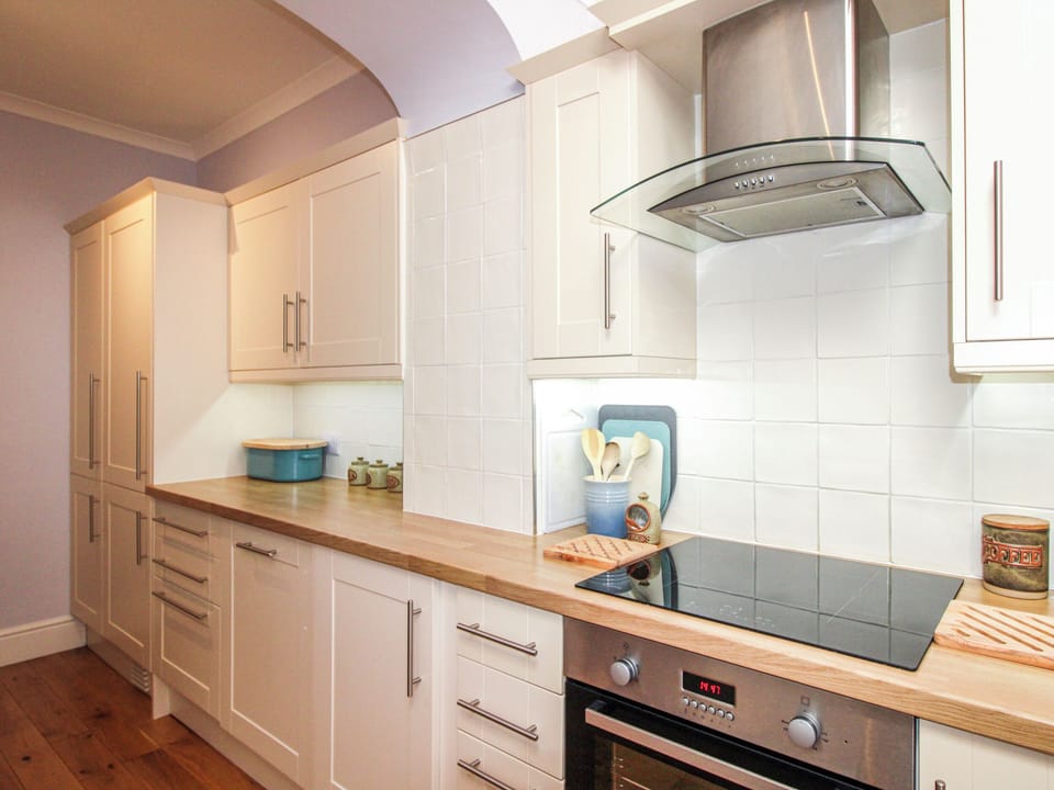 Cottage | Private kitchen | Dishwasher, cookware/dishes/utensils