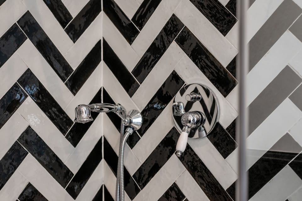 Deluxe Room | Bathroom | Shower, free toiletries, hair dryer, slippers