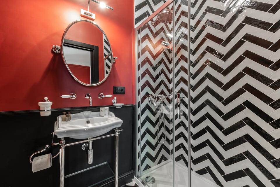 Deluxe Room | Bathroom | Shower, free toiletries, hair dryer, slippers