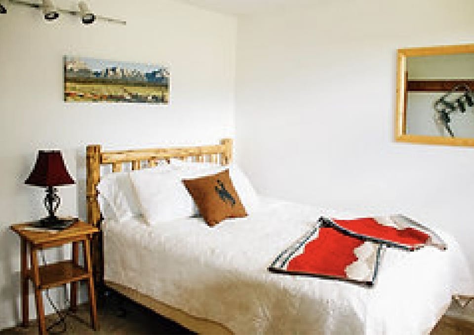 Single Room, 1 Queen Bed | Bed sheets