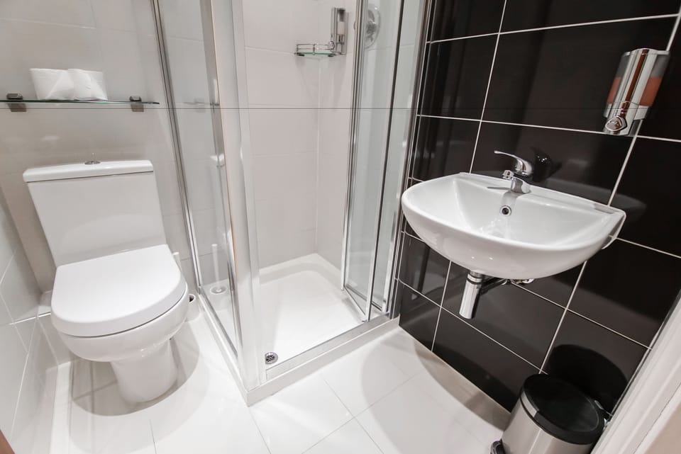 Triple Room | Bathroom | Shower, towels