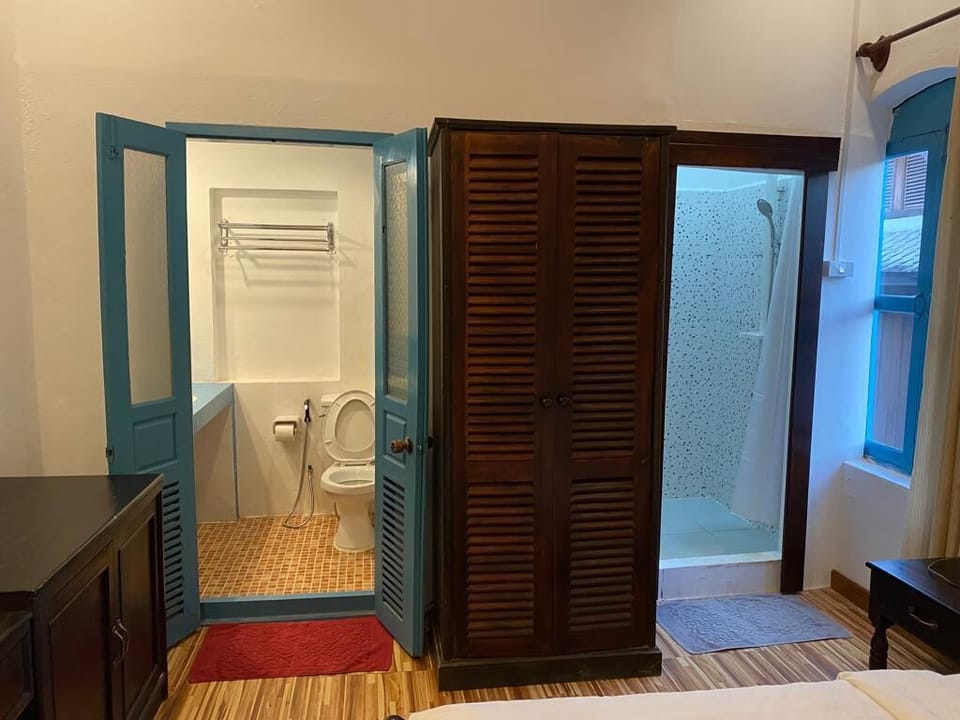 Deluxe Family Room | Bathroom | Shower, slippers, towels, soap