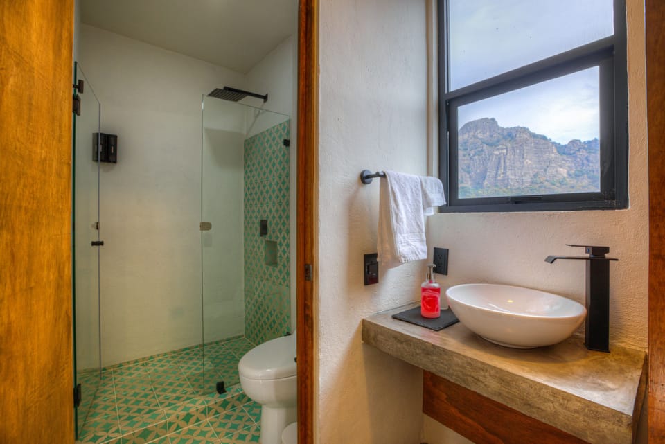 Superior Room with a view to the Tepozteco mountain | Bathroom | Towels, soap, shampoo, toilet paper
