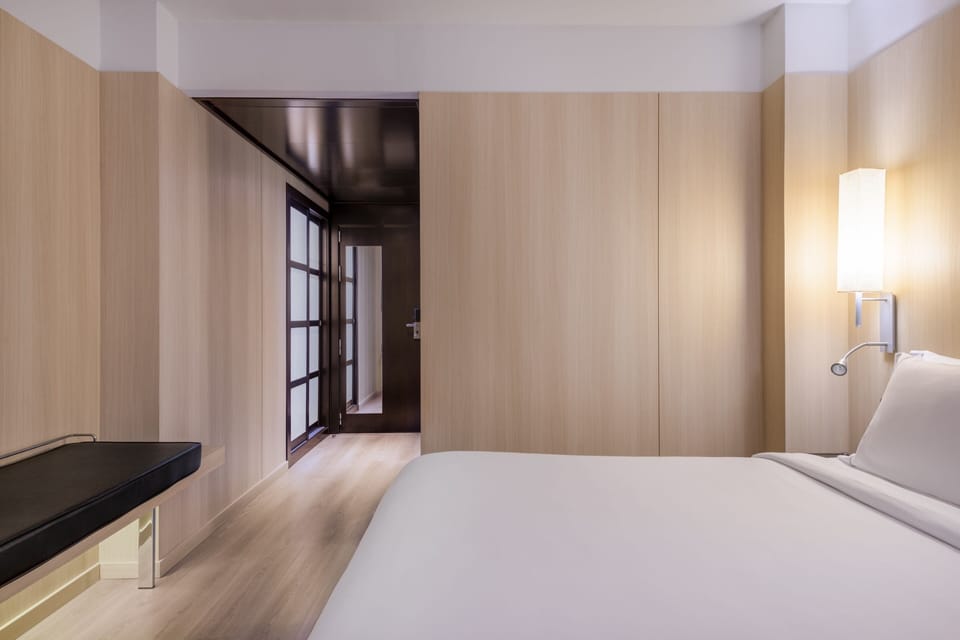 Standard Room, 1 King Bed | Minibar, in-room safe, desk, blackout drapes