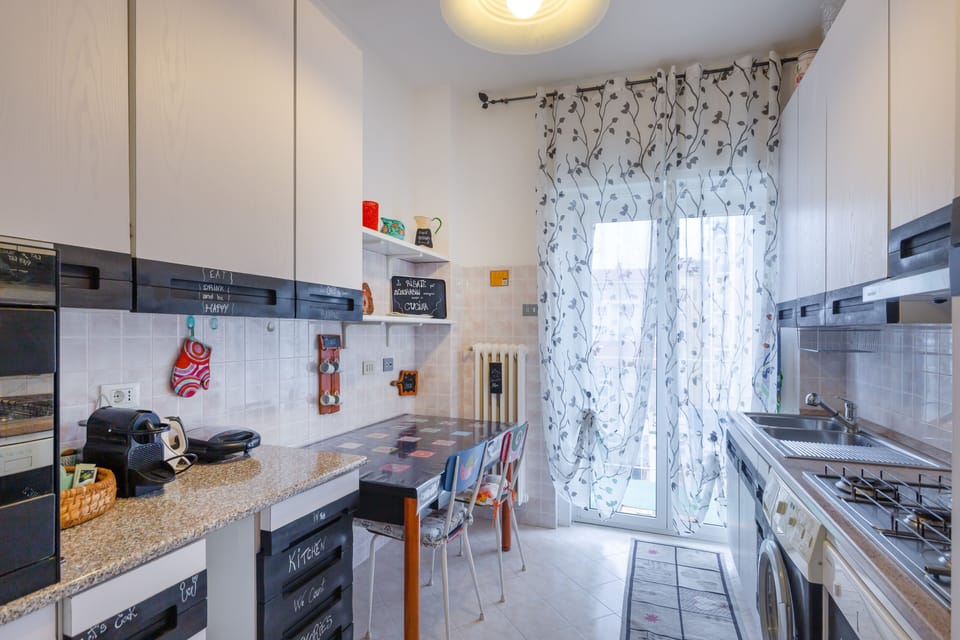 Full-size fridge, oven, stovetop, dishwasher