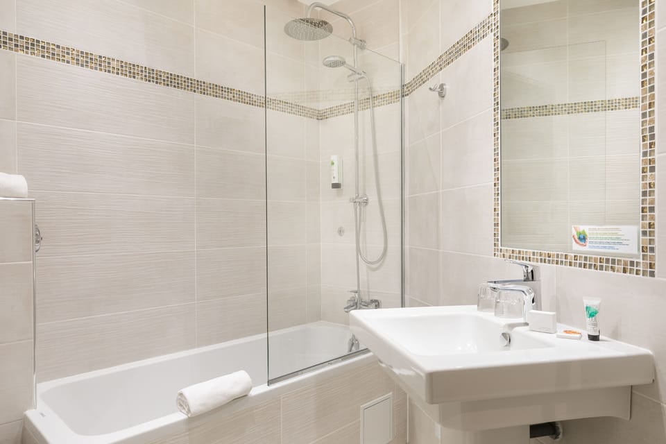 Classic Double Room | Bathroom | Hair dryer, towels, soap, shampoo