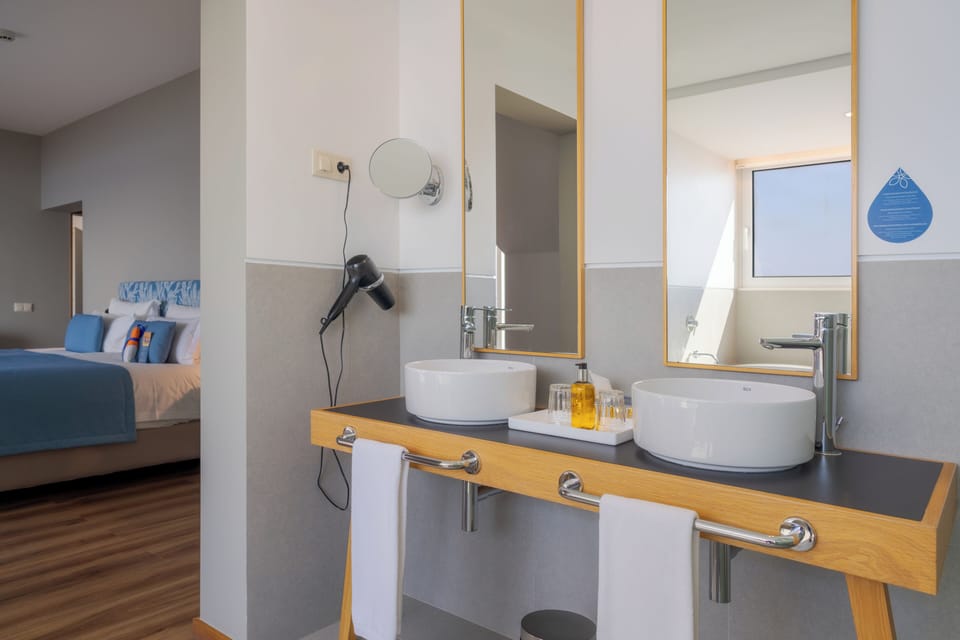 Master Suite (2 bedrooms)  | Bathroom | Shower, free toiletries, hair dryer, towels