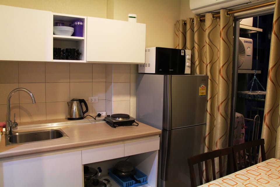 Apartment, 1 Bedroom | Private kitchen | Full-size fridge, microwave, stovetop, coffee/tea maker