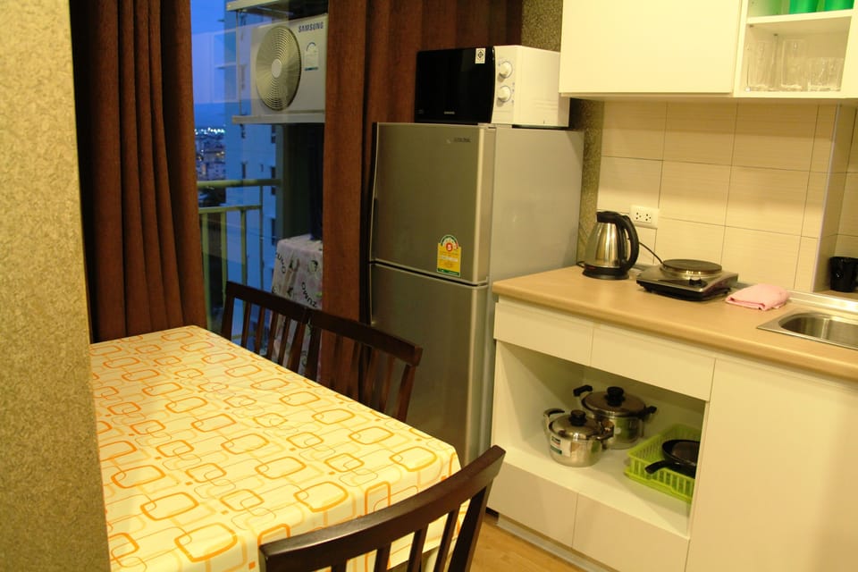 Apartment, 1 Bedroom | Private kitchen | Full-size fridge, microwave, stovetop, coffee/tea maker