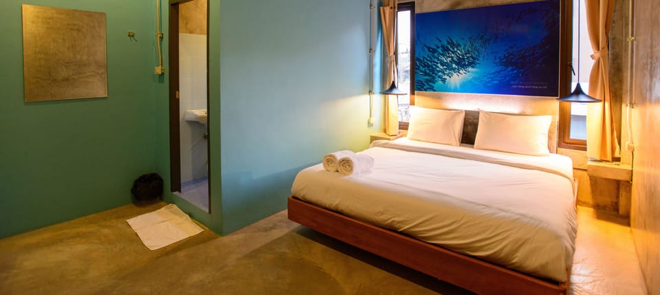 King Box | Premium bedding, pillowtop beds, blackout drapes, free WiFi