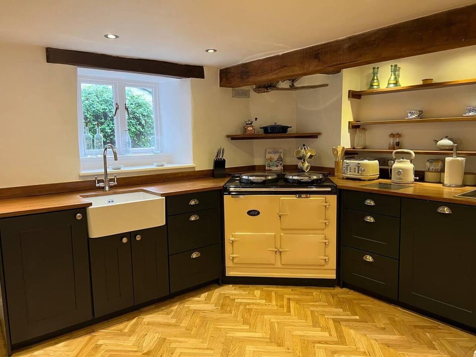 House | Private kitchen | Fridge, microwave, oven, stovetop