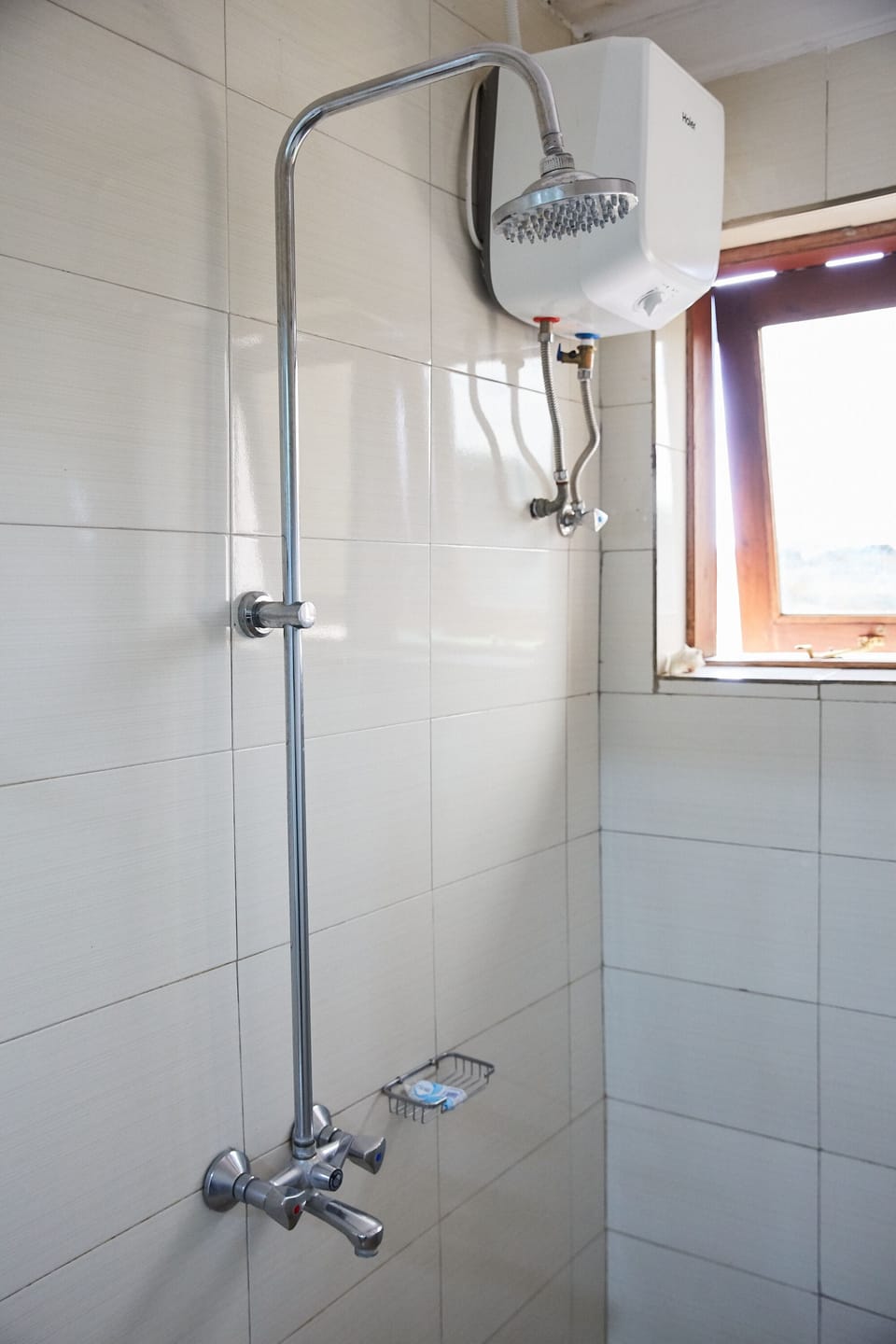 Standard Twin Room | Bathroom | Shower, rainfall showerhead, towels, soap