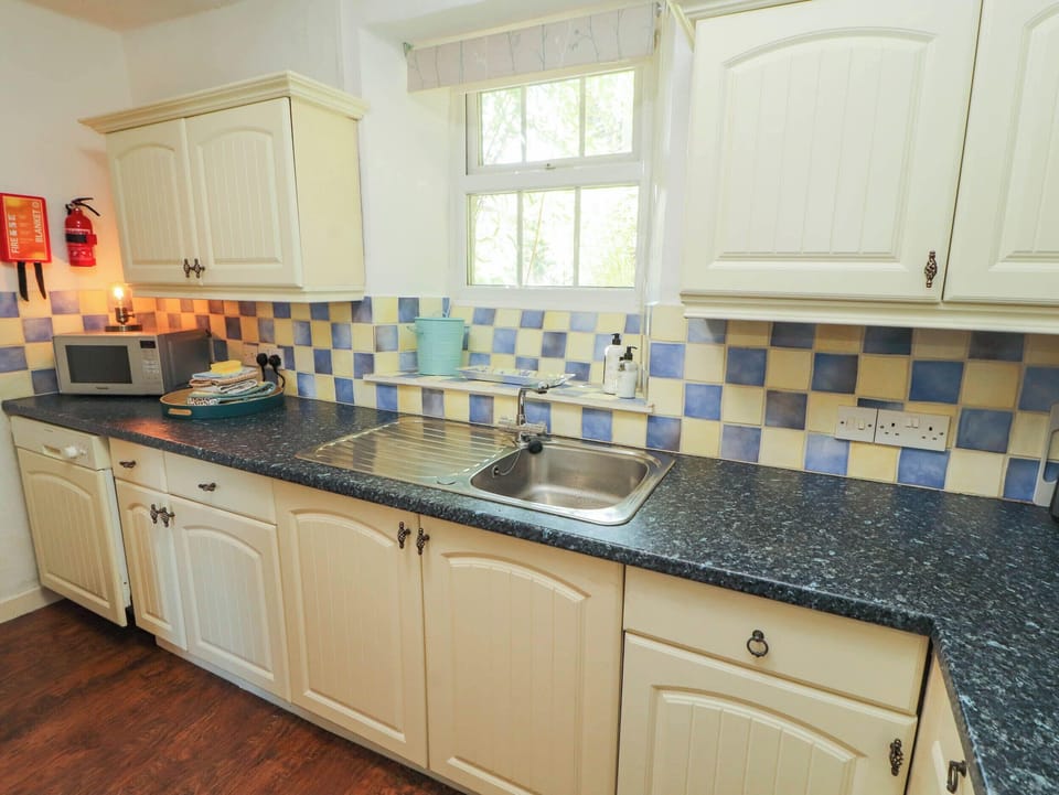 Cottage | Private kitchen | Fridge, dishwasher, electric kettle, toaster