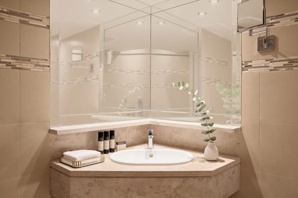 Junior Suite, Sea View | Bathroom | Hair dryer, bathrobes, towels