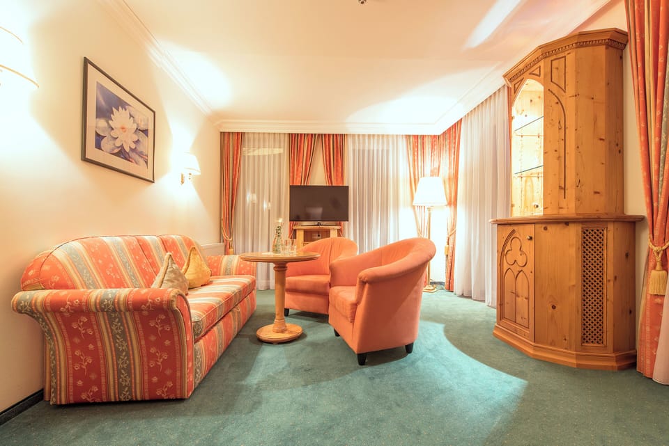 Premium Suite | Premium bedding, minibar, in-room safe, desk