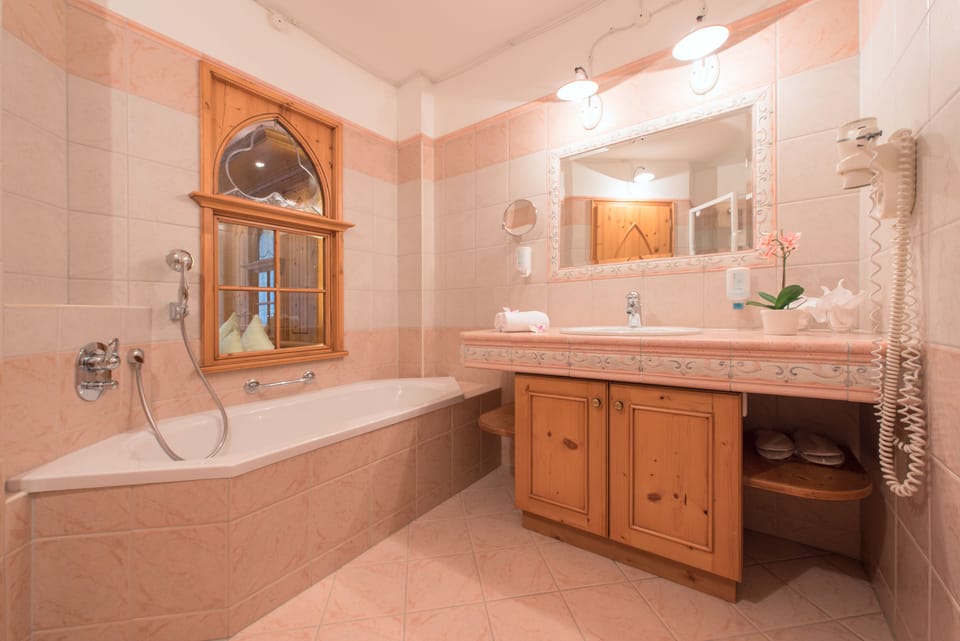 Deluxe Double Room | Bathroom | Separate tub and shower, free toiletries, hair dryer, bathrobes