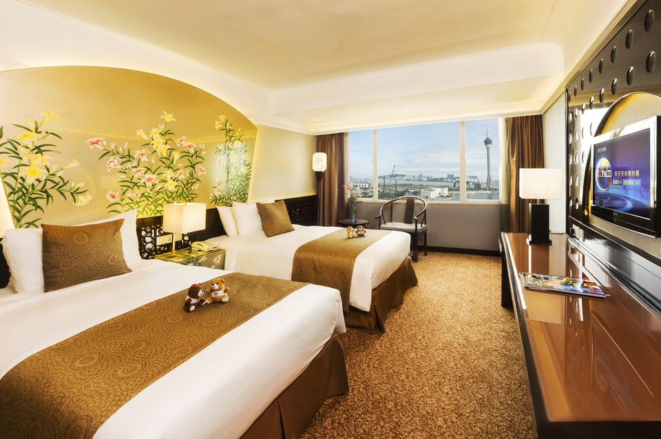Deluxe Twin Room | Minibar, in-room safe, cribs (free), WiFi (free)