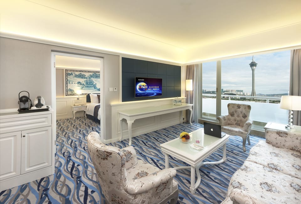Suite, Sea View | Minibar, in-room safe, cribs (free), WiFi (free)