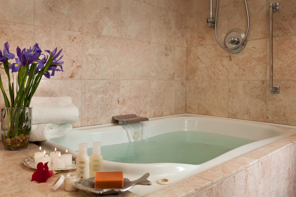 Chawton | Bathroom | Hair dryer, bathrobes, slippers, towels